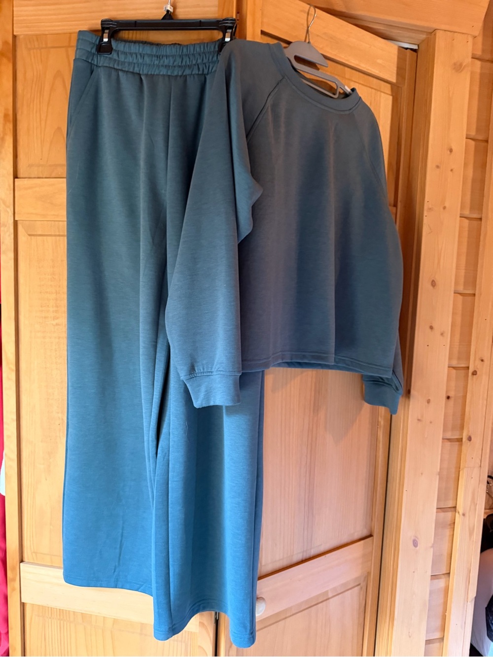 Hunter green scuba material pant set. So soft.